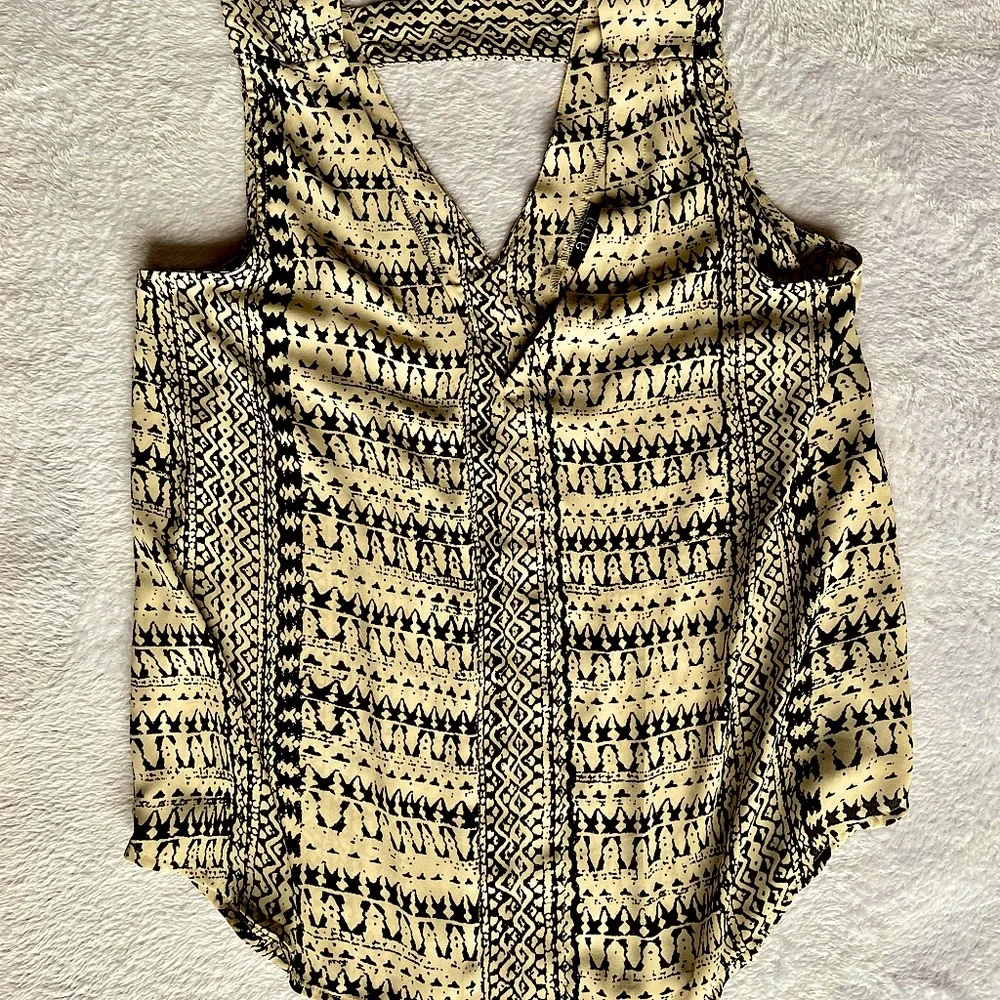 3/$15 (FINAL PRICE) **NWOT** A.N.A., (Size M), Cream & Black Tank Top Blouse - Picture 2 of 5